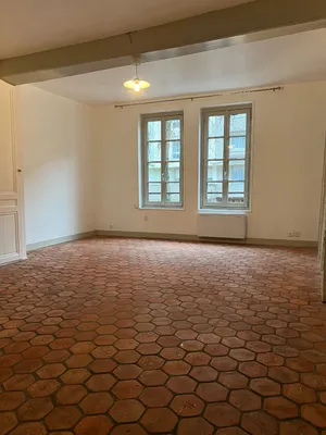 Situé au 106 rue orbe