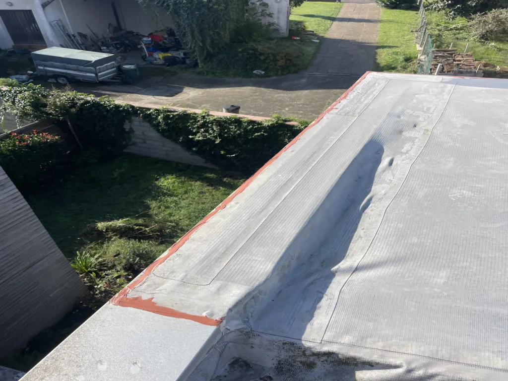 Avant nettoyage de la parti a traiter et application d'un joint polyuréthane sur une maison à Narosse, dans les landes (40)