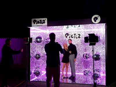 Louer un photobooth avec backdrop immerssif pour une soirée sur un rooftop à Marseille 