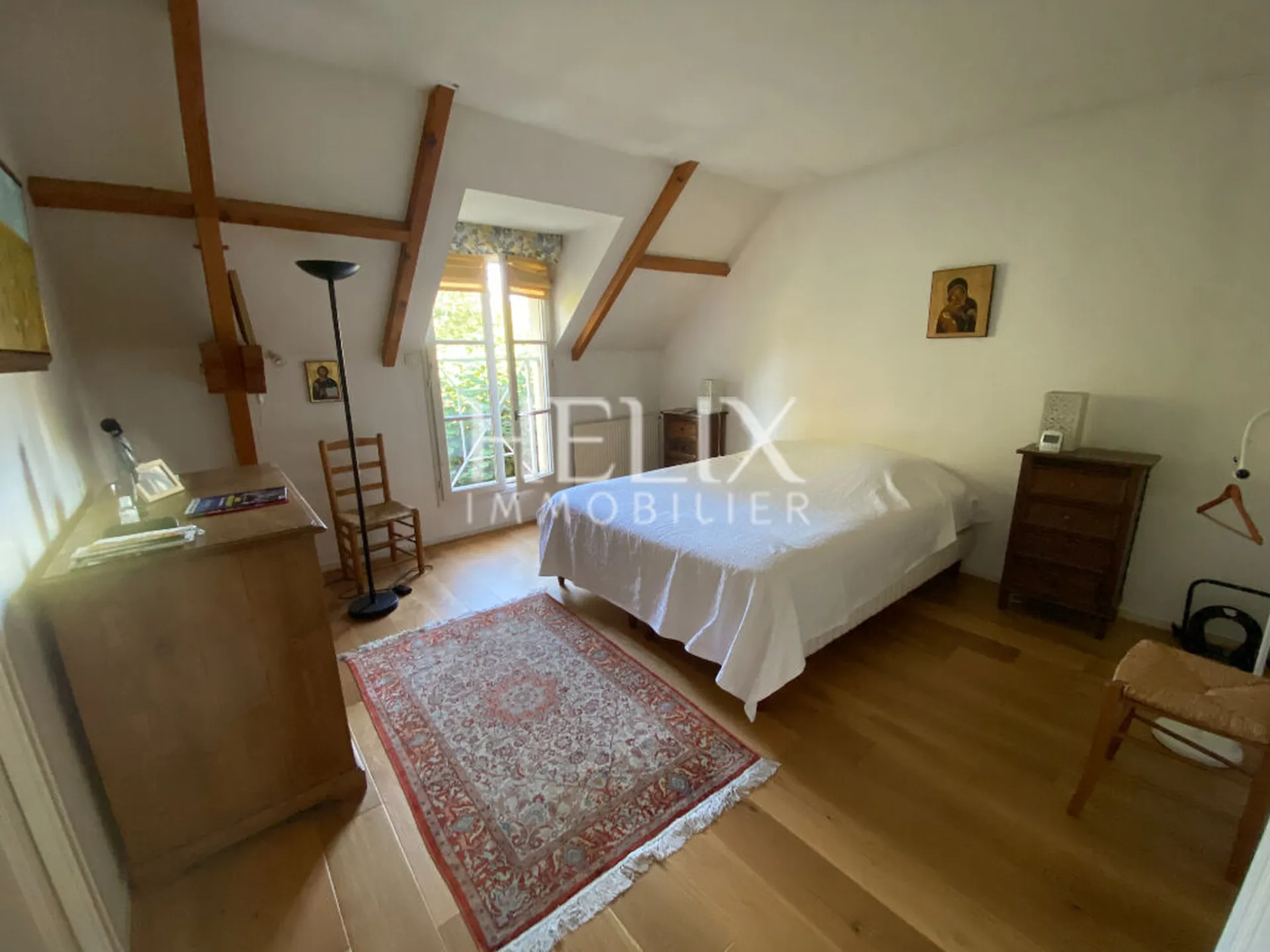 Saint-Germain-En-Laye = Quartier du Pontel . Belle maison de 198m² sur un terrain de 714 m².
Elle se compose  d'une entrée, un double séjour de 52 m²  avec cheminée  donnant sur terrasse et jardin, bénéficiant d'une double exposition , une cuisine séparée