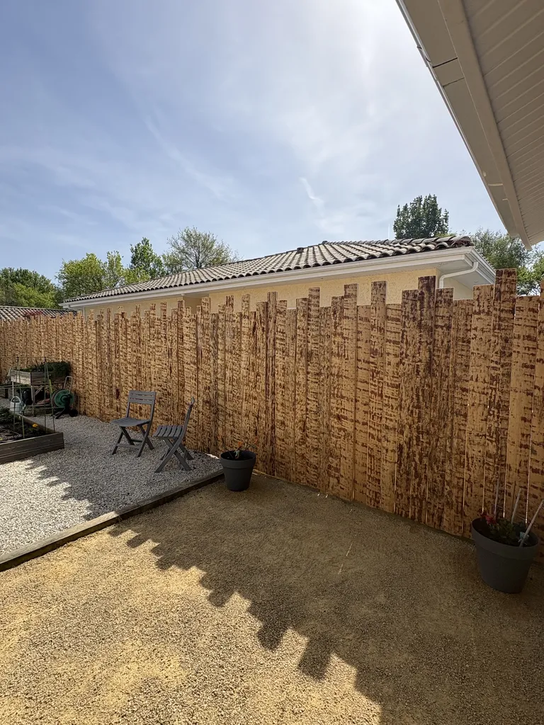 Clôture bois haut de gamme en croûte de pin à Sanguinet dans les Landes.