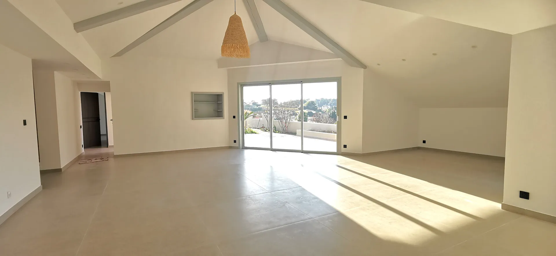 Vente maison entièrement rénovée Cassis centre quartier recherché avec grand garage, terrasses, piscine et appartement T2 indépendant