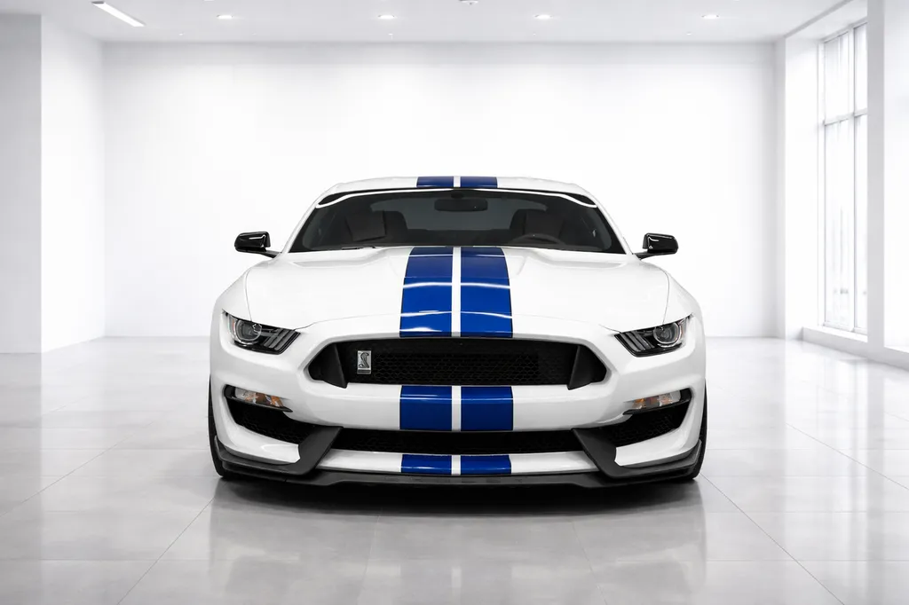 Ford Mustang Shelby GT350 blanche – vue avant en showroom automobile à Bordeaux, France
