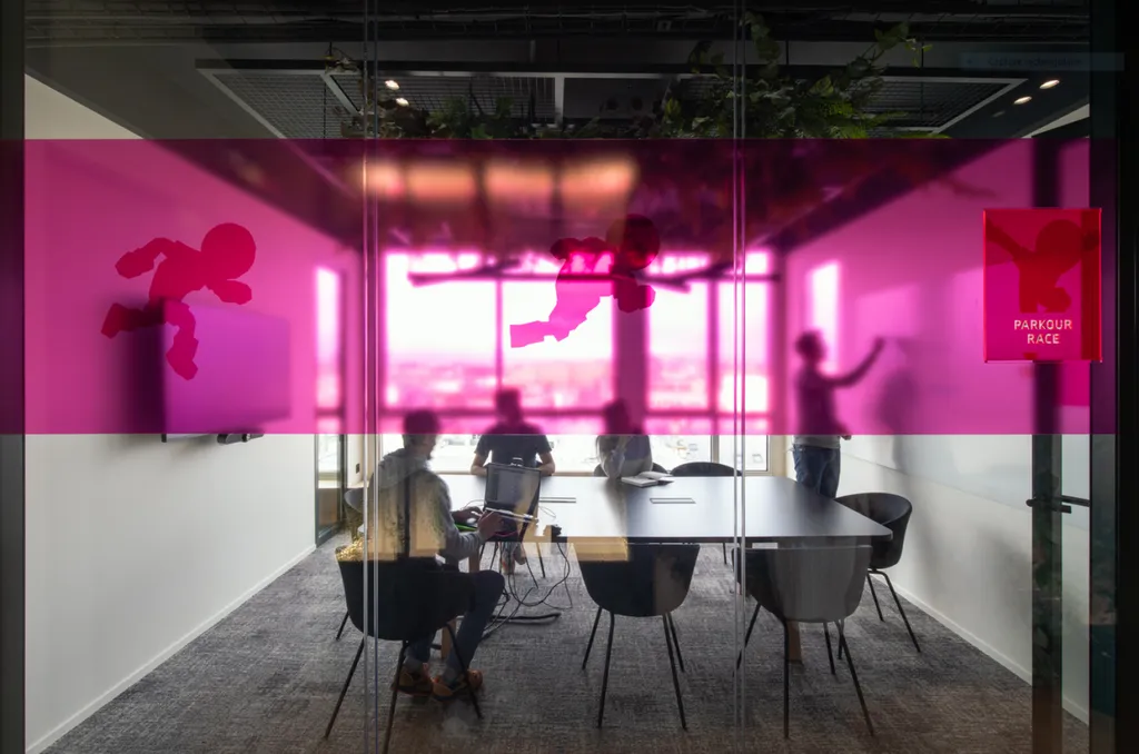 Réalisation et pose de sticker occultant pour de la confidentialité en entreprises localisées à Villepinte en Seine Saint Denis