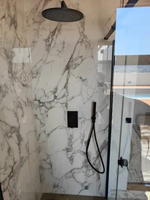 bac a douche en résine et robinetterie encastrable mougins