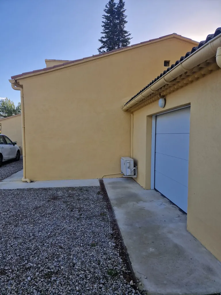 Ravalement de façade jaune et peinture de maison en phase deux après sinistre sécheresse à Mazan (84)