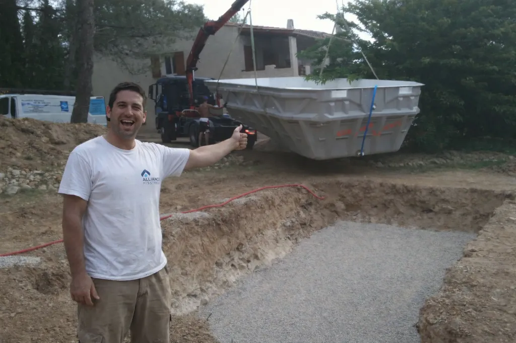 poseur alliance piscines lors de l'installation d'une piscine coque