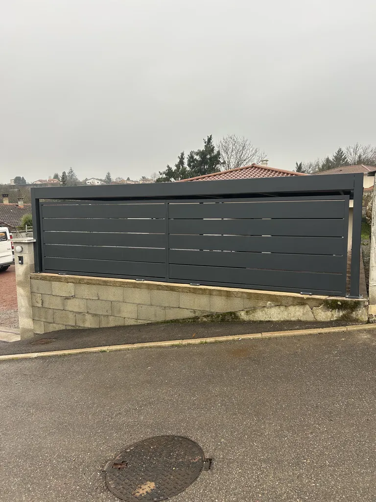 fabrication d’un carport en acier avec toiture bac acier et brise sur mesure , gris anthracite , à Craponne proche de Lyon 