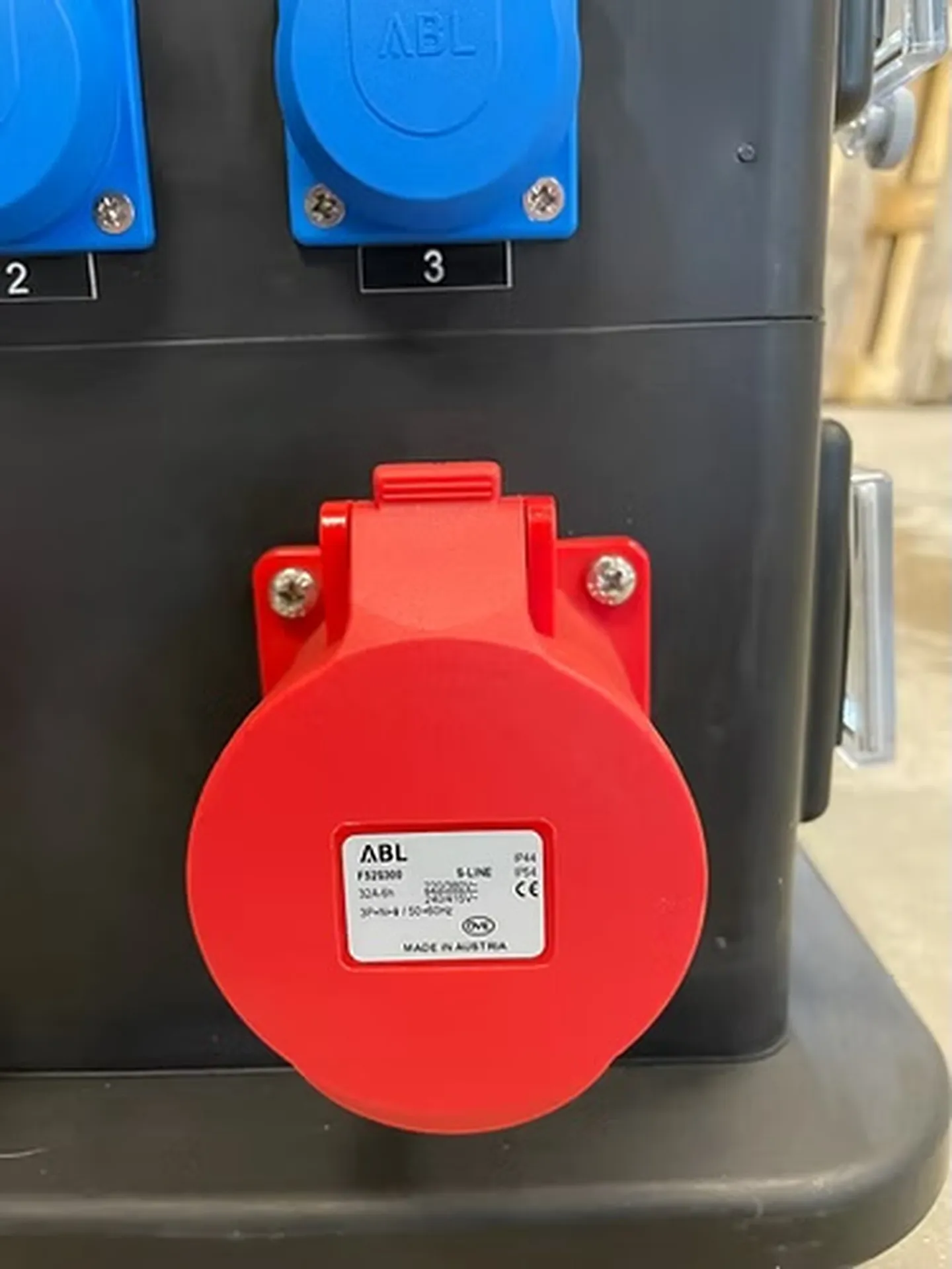 COFFRET ELECTRIQUE 63A VERS 2X32 TRI 2X32 MONO 6X16MONO