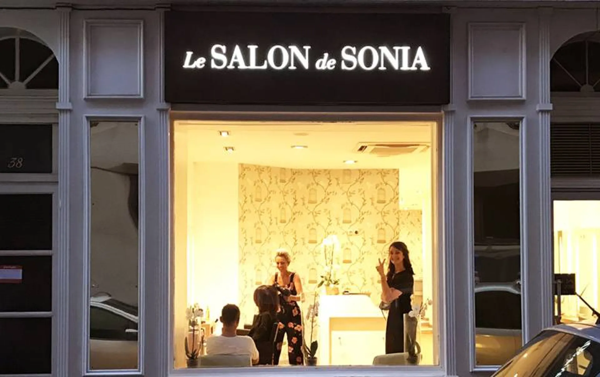 décoration de la façade d'un salon de coiffure toulouse