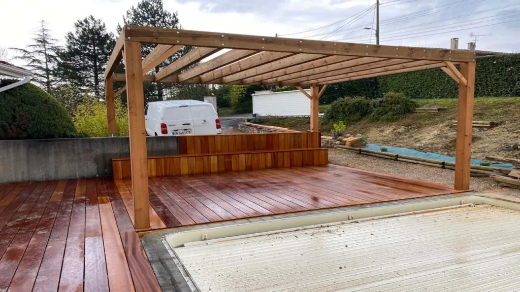 Pose de pergola bois Douglas CL3.2 sur-mesure à DURAN dans le Gers pour aménagement extérieur durable