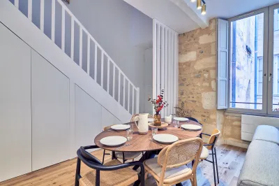 Aménagement sur mesure sous l'escalier dans un duplex à Bordeaux