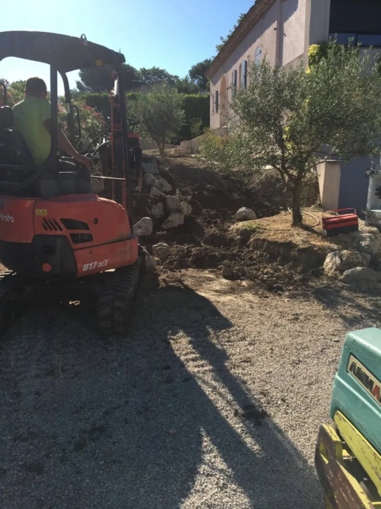 Travaux mini pelle avec chauffeur proche de Velaux 13880