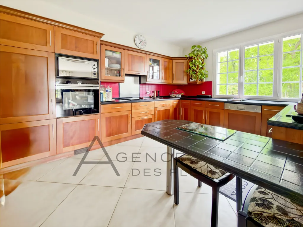 A vendre, propriété de charme de 202 m² édifiée sur un terrain de 3952 m² sur la commune de FRENEUSE 76410