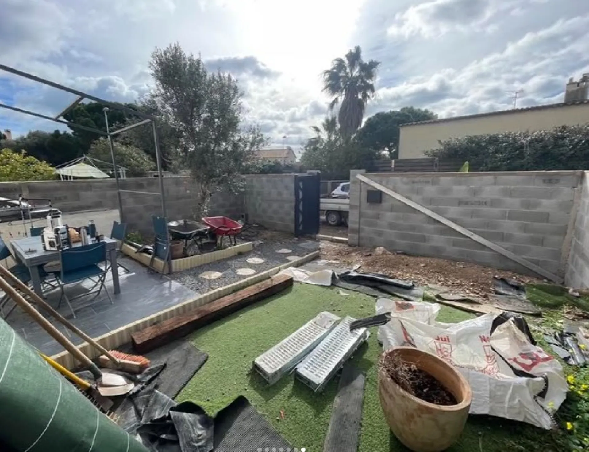Aménagement extérieur complet à Frontignan : terrasse en dalle, pergola bois sur mesure et brise-vue design par Les Jardins d’Ailleurs