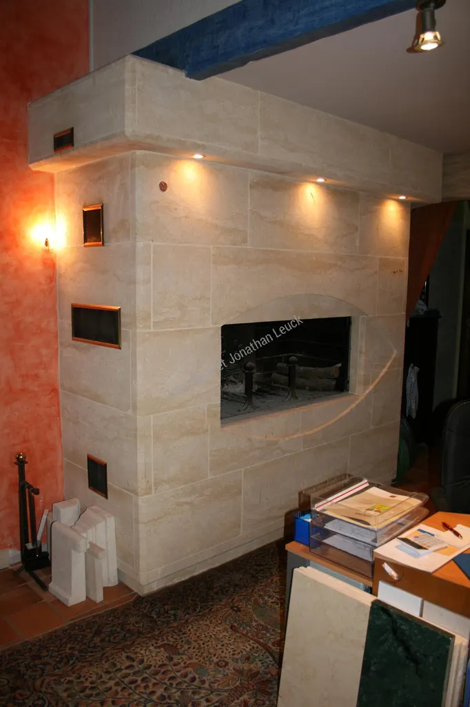 Cheminée en pierre avec foyer fermé TOTEM