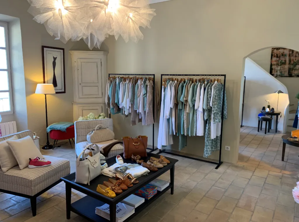 Espace femme chez Sacha à Ménerbes, Tod's chaussures et sacs,  Rosso 35, fauteuil Nobilis,