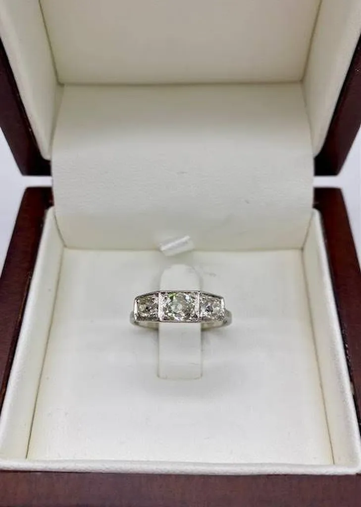 Héritage et Élégance: Découvrez la Bague Jarretière d'Époque chez Or Ligne à La Teste de Buch près de Bordeaux