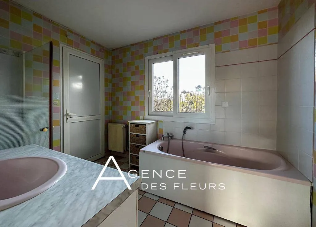 A vendre maison traditionnelle de 120 m² édifiée sur un terrain de 1000 m² commune de ST PIERRE DES FLEURS 27370