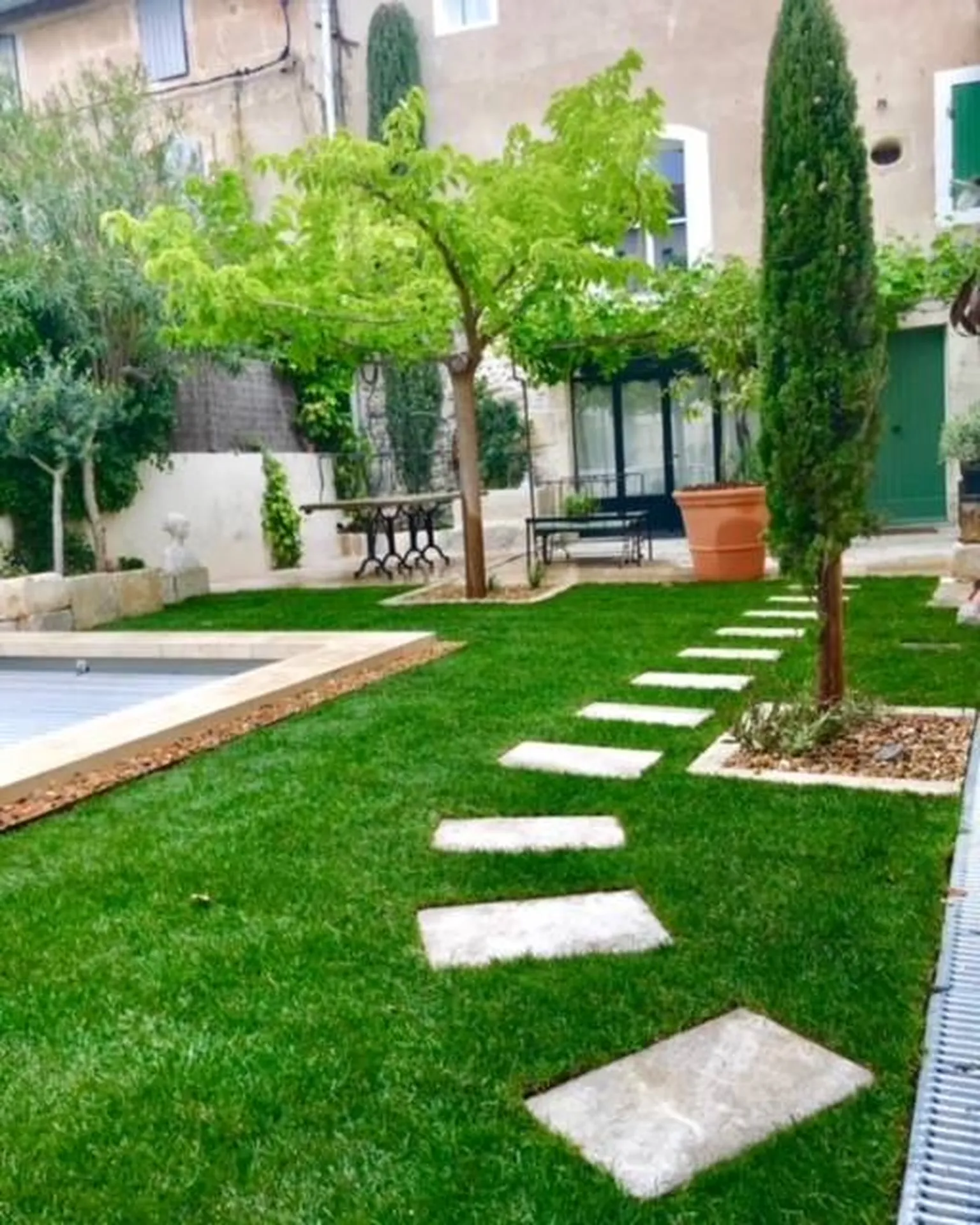 Création de jardins sur mesure par les paysagistes Carré Vert à Maillane 13910, près de Saint-Rémy-de-Provence 13210, pour un aménagement extérieur unique