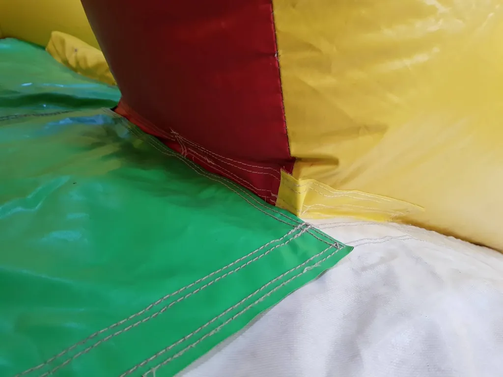 Réparation en Couture sur Structures Gonflables – Service Professionnel et Durable