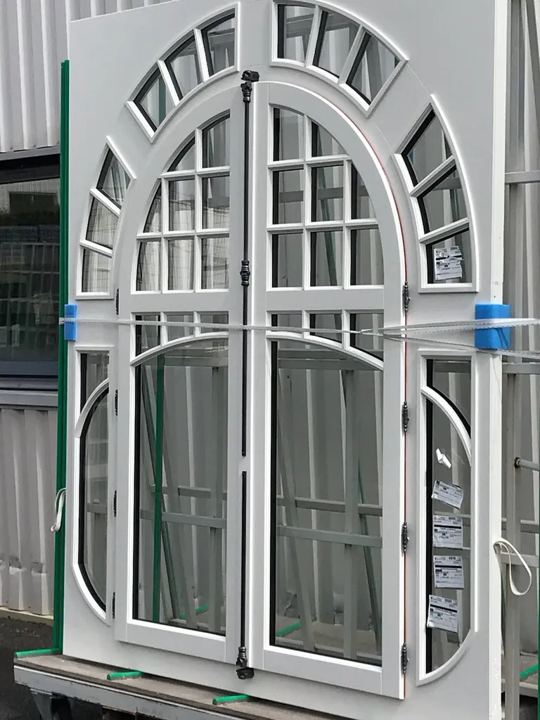 menuiserie cintré en gamme patrimoine peint finition blanc ouverture gueule de loup à poser à Ecully proche de Lyon