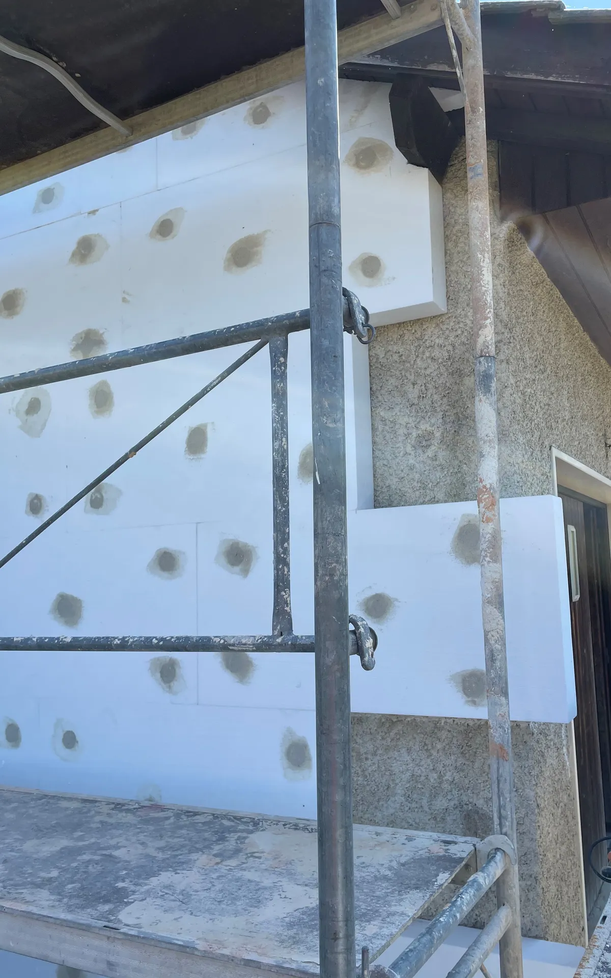 Travaux d’isolation thermique par l’extérieur avec pose d’isolant sur façade à Jassans-Riottier (Ain 01)