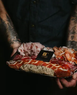 Découvrez nos 4 plateaux de charcuterie à commander en ligne ou en boutique à la Boucherie des Copains à Toulouse et Blagnac pour tous vos événements