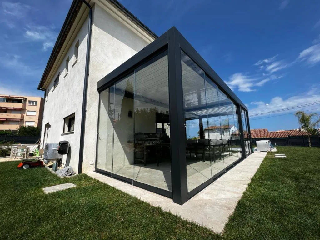 Installation de rideaux de verres sur une pergola bioclimatique à Mougins