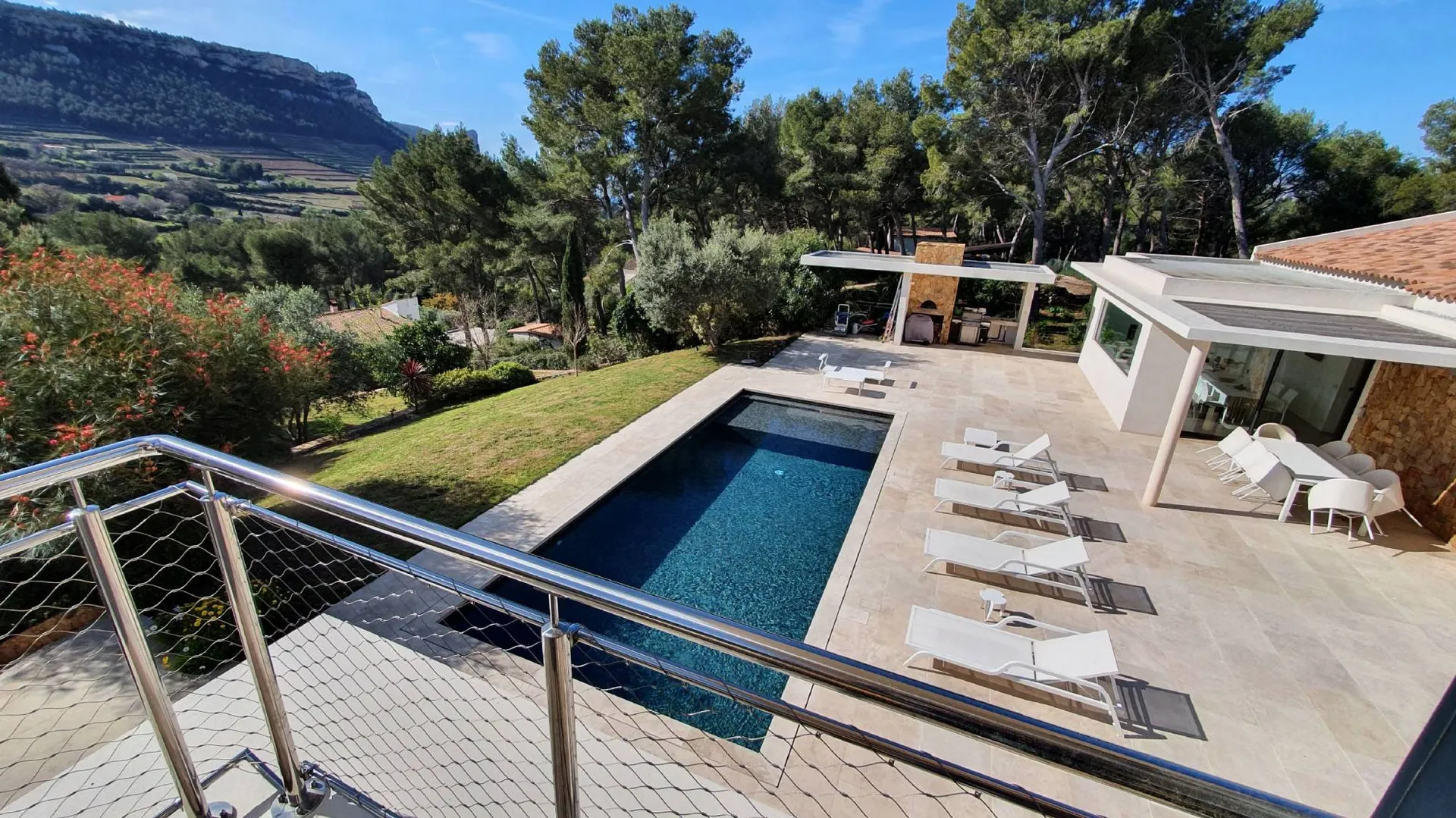 Vente maison moderne dans un cadre exceptionnel, prestations luxe, piscine et vue Couronne de Charlemagne Cassis  