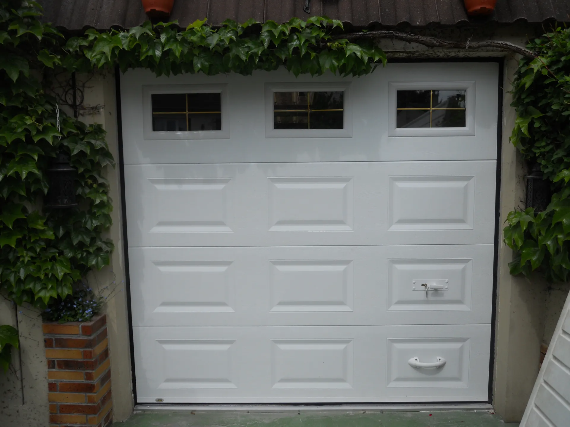 Installation de porte de garage résidentielle à Dourdan proche de Rambouillet : solution esthétique et fonctionnelle