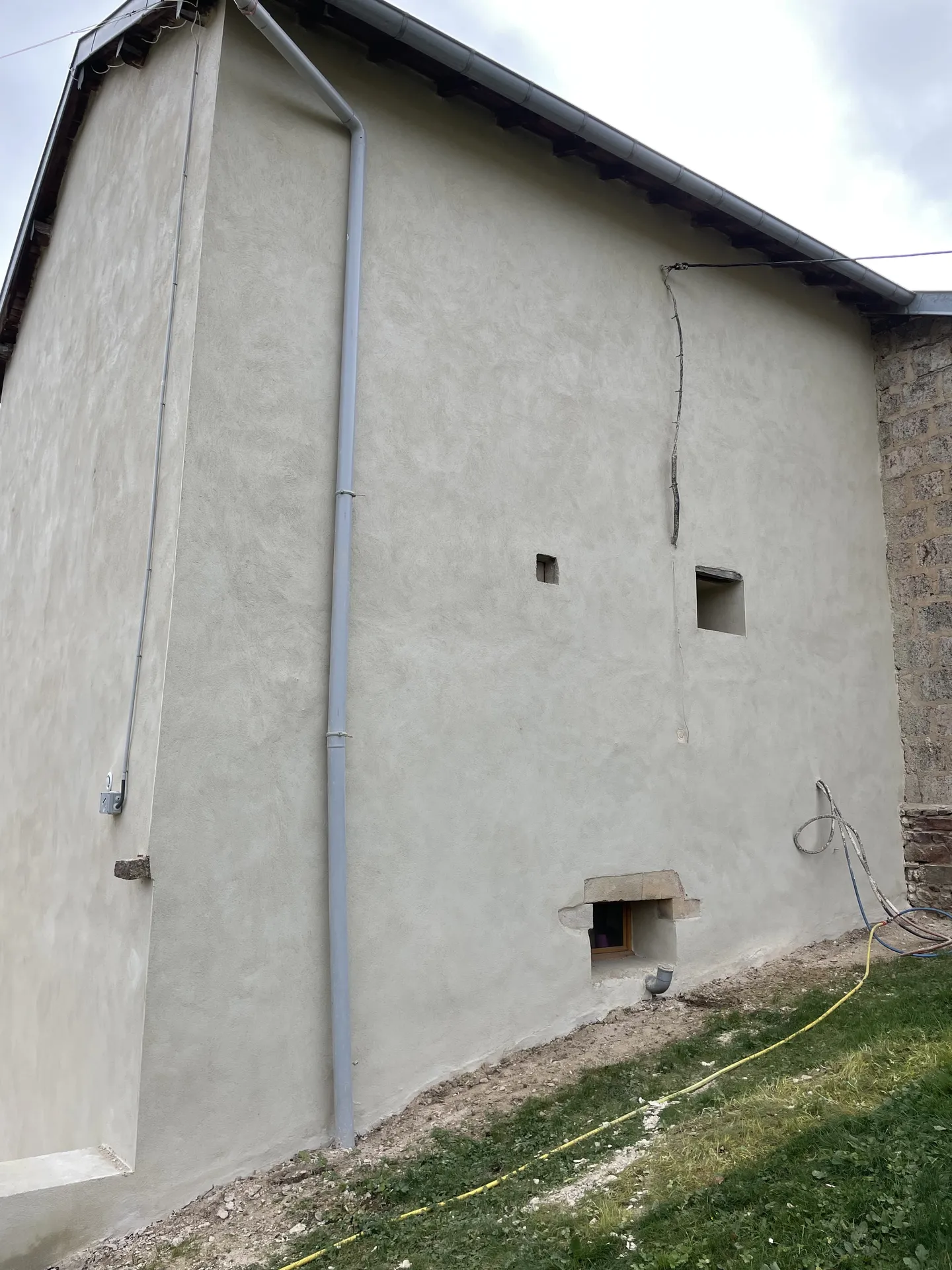 Rénovation terminée : façade en pisé isolée et protégée par un enduit perspirant