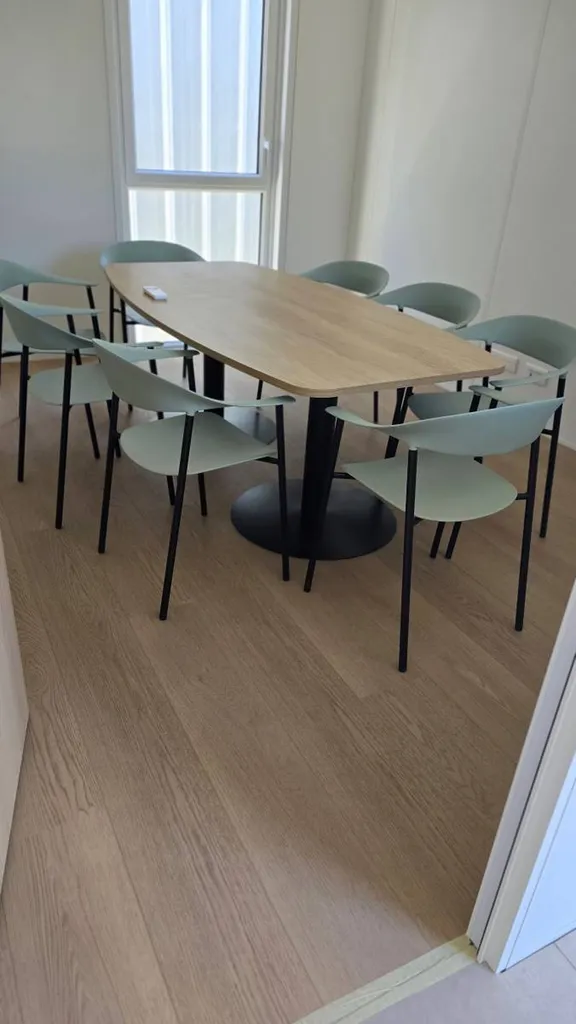 Table de réunion avec pied tulipe à Cabrières d'Avignon