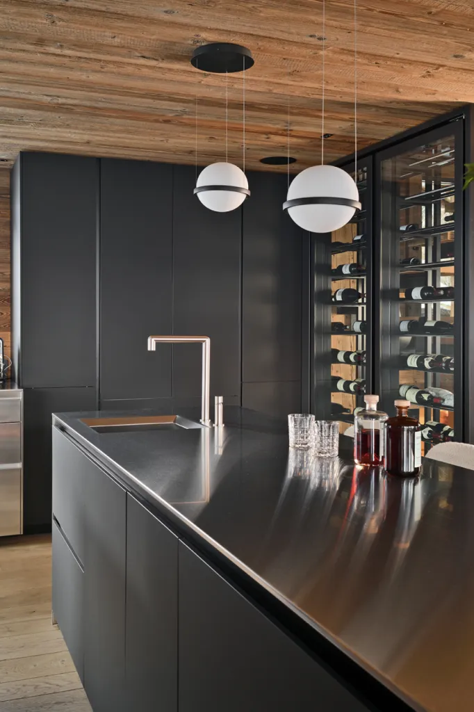 Réalisation d'une cuisine moderne sur mesure en bois et inox dans un chalet haut de gamme à Chamonix-Mont-Blanc