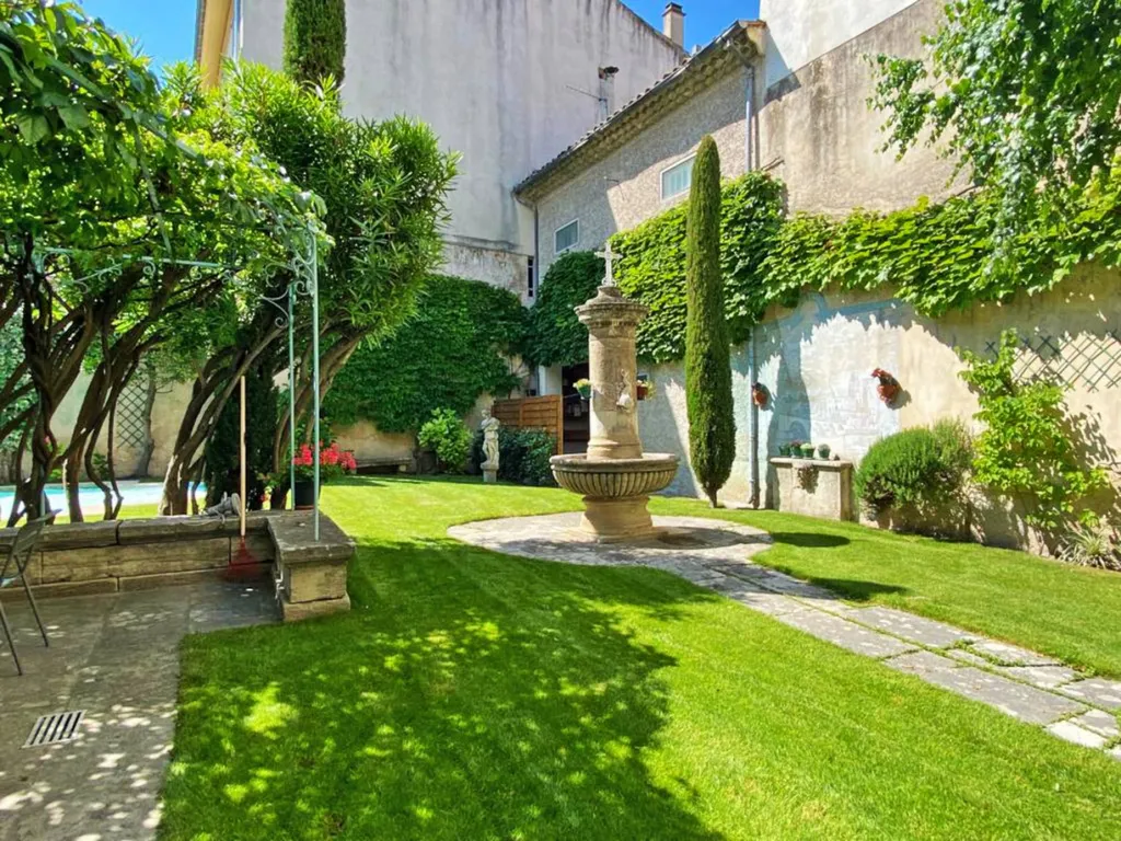 Superbe hôtel particulier avec jardin, piscine et garages à vendre au cœur du centre historique de Carpentras.