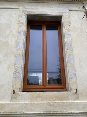 Fenêtre en bois, double vitrage changé sur la devanture de la maison, sur la commune de Cenon