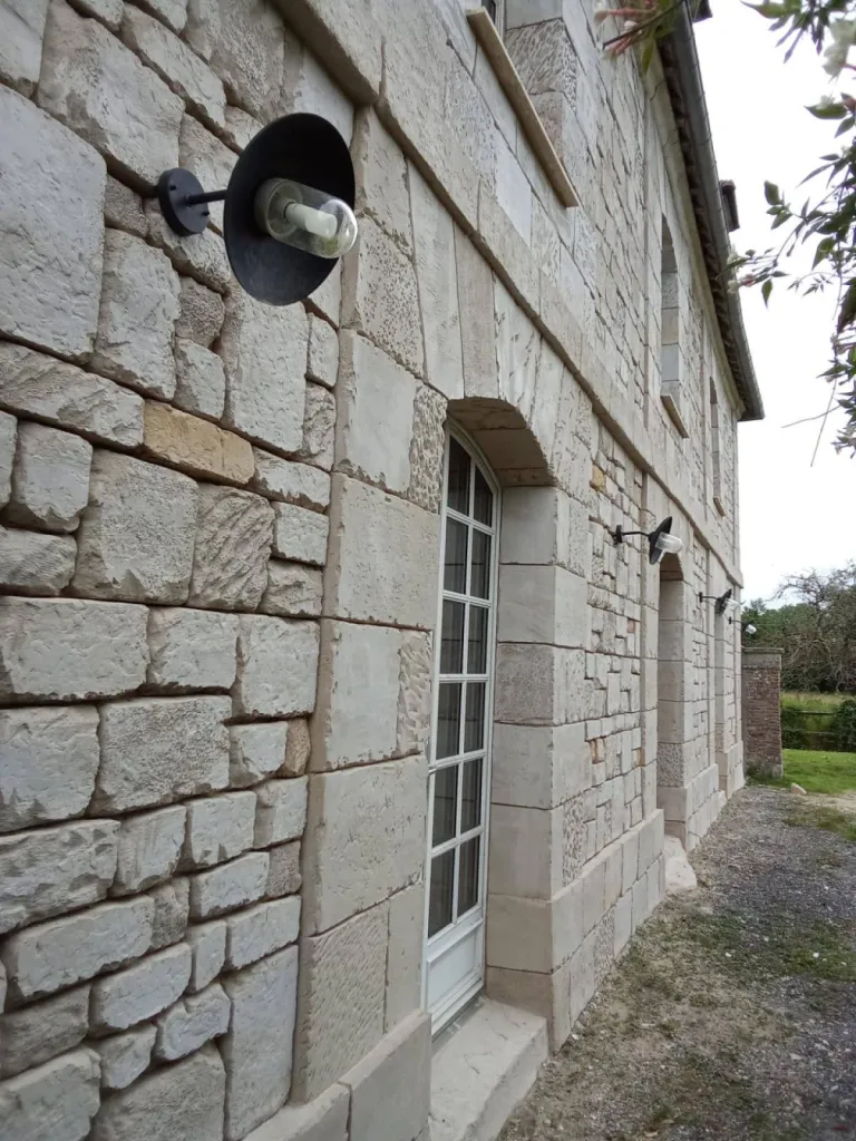 Le ravalement aspect pierre sur maison ancienne pour conserver son charme et son authenticité à Etretat et ses alentours 76