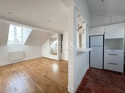 A louer un bel appartement situé au quatrième étage d'un immeuble ancien à Saint-Germain-en-Laye. 