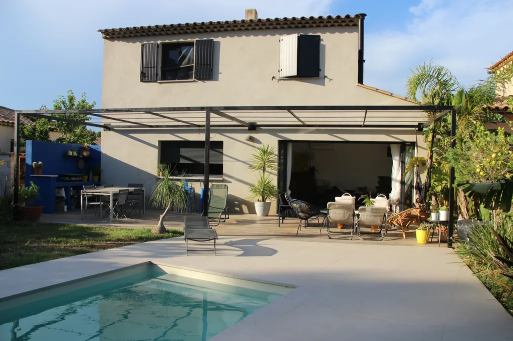 Aménagement de terrasse avec tonnelle acier par Métal Bat Sud
