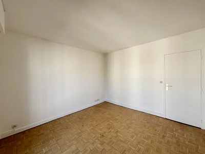 A vendre en Exclusivité un appartement familial à Saint-Germain-En-Laye de 3 chambres dans un cadre verdoyant de 105M² à proximité  des écoles.
