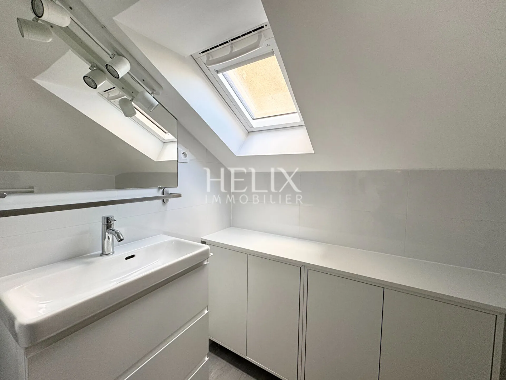 A louer un bel appartement situé au quatrième étage d'un immeuble ancien à Saint-Germain-en-Laye. 