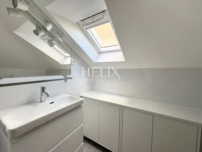 A louer un bel appartement situé au quatrième étage d'un immeuble ancien à Saint-Germain-en-Laye. 