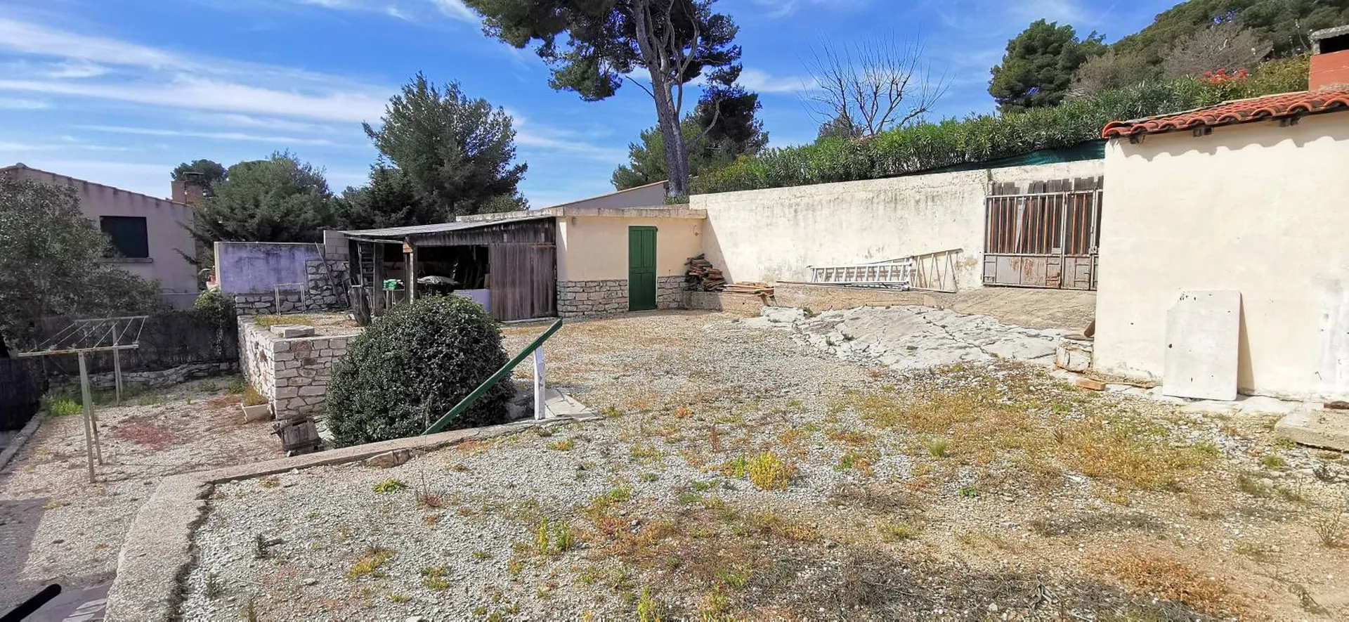 Maison T5/6 Cassis à proximité du port à pied avec garage et bénéficiant d'une vue dégagée sur le Cap