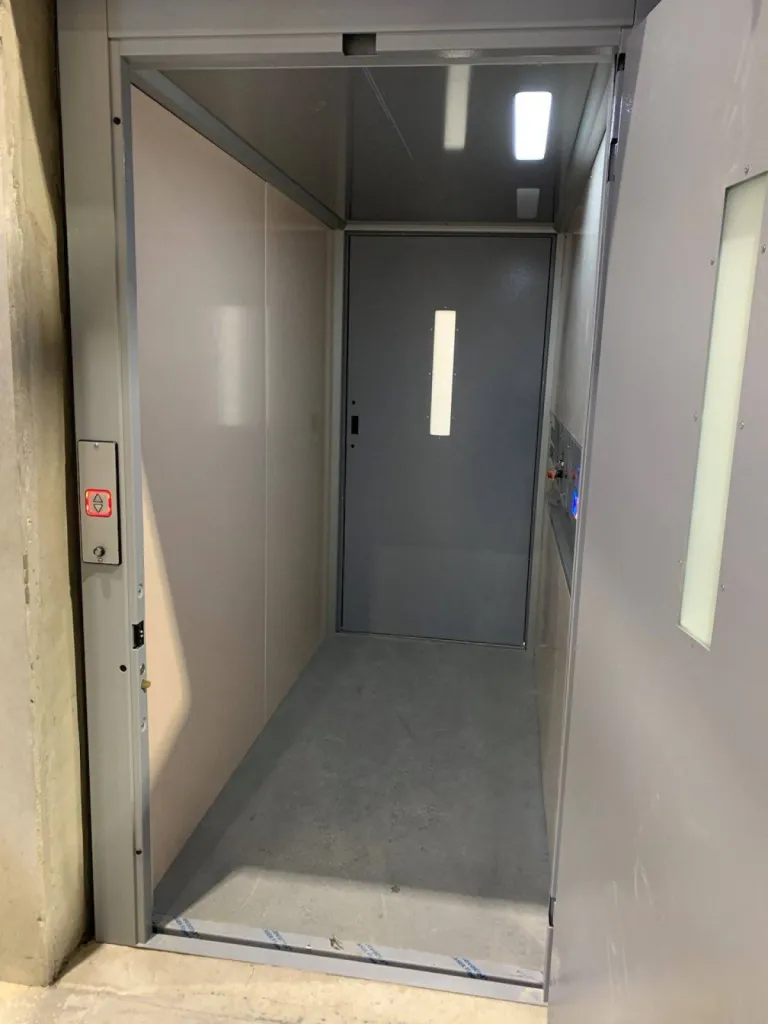 Installation d'un élévateur monte-charges VIMEC E07 dans un entrepôt logistique près d'Aix en Provence