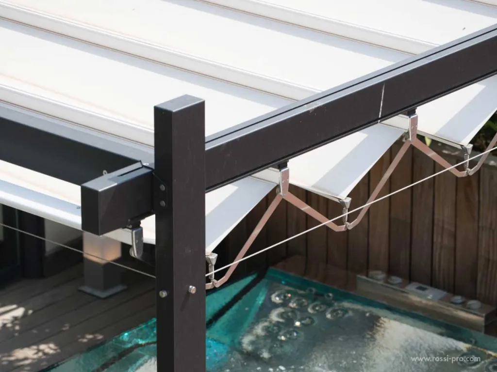 Détail de la mécanique du pantographe d'une pergola à Saint Tropez (83)