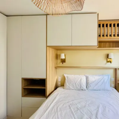 Aménagement intérieur fluide avec rangements intégrés sur mesure, par l’Atelier D. architecte d’intérieur à Bordeaux