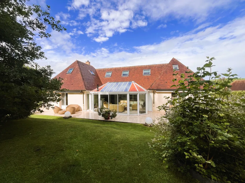 A VENDRE, Maison de style contemporain avec grande véranda et jardin d'env. 2 000 m², à quelques pas des commerces de Cormeilles 27260