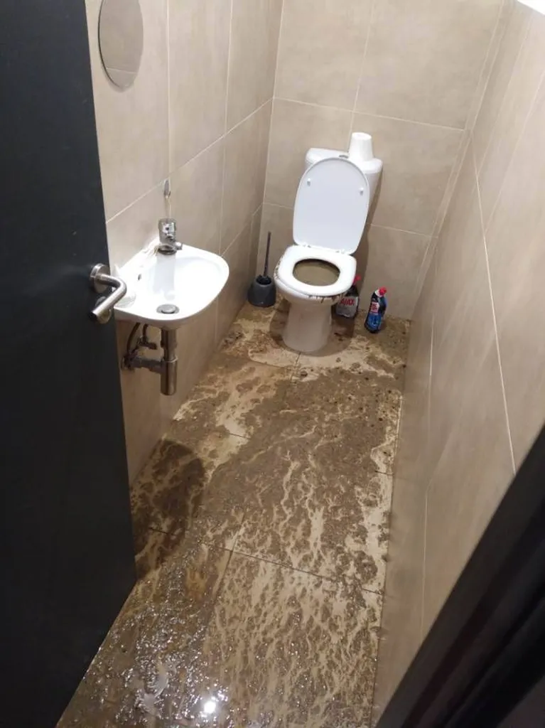 Débordement de WC avant débouchage des toilettes
