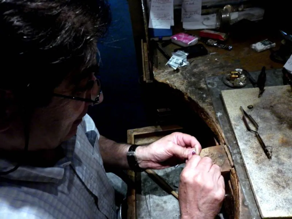 Réparations, fabrications, travail à façon, transformations, création de bijoux.