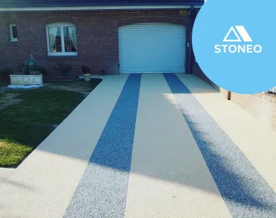 Parking et chemin accès garage en moquette de pierre, alternative drainante, esthétique et durable au bitume, béton désactivé ou pavés autoblocants. Conactez STONEO expert marbre résiné 26, 07 et 38 pour un devis rapide et personnalisé
